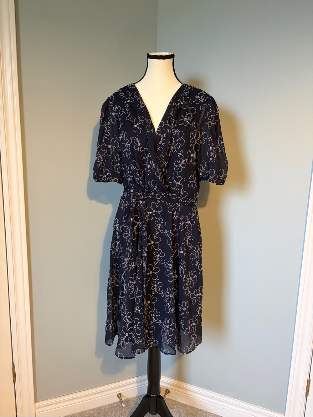 🔥🆕🔥 DKNY Navy Floral Embroidered Faux Wrap Dress - Size 16